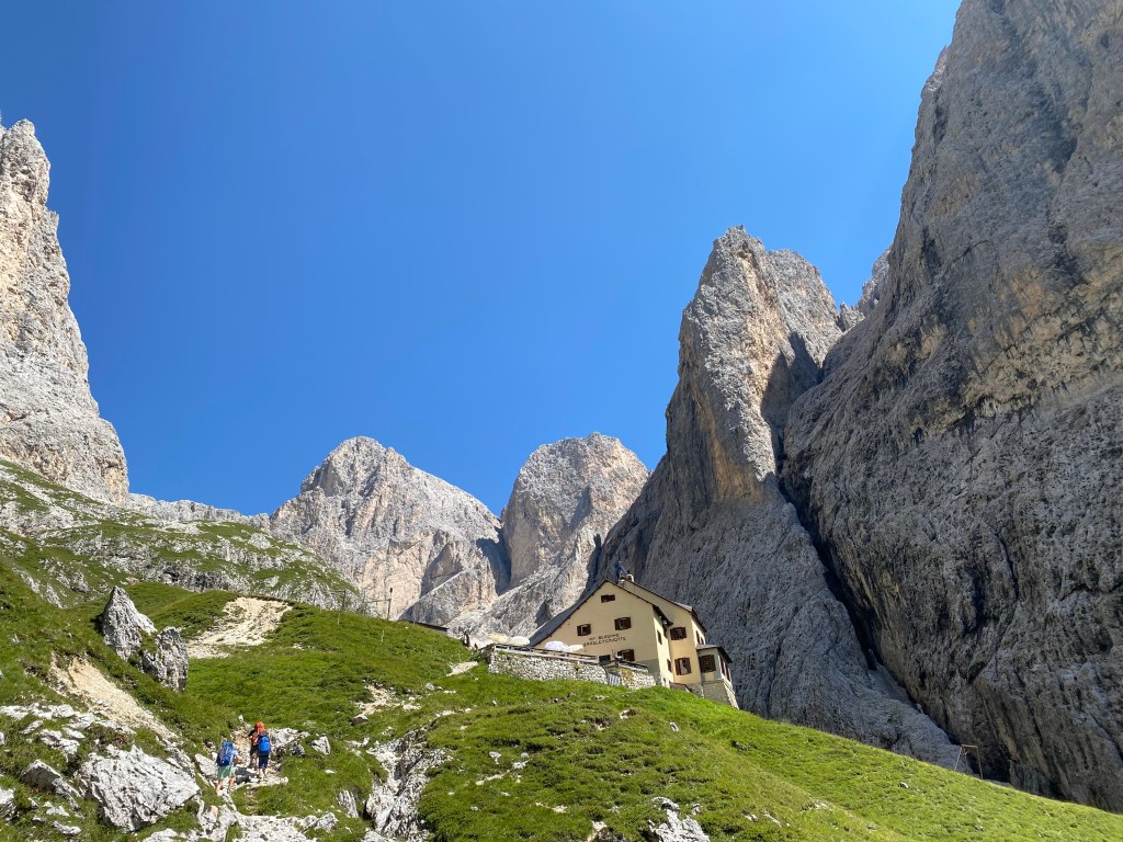 Rifugio Bergamo sentiero
